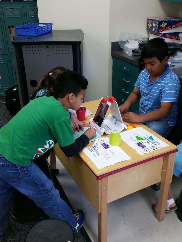Forman2ndGrade's tweet photo. 2nd graders working hard on the osmo #formanlearns #formanleaders https://t.co/cjFWINkrvg