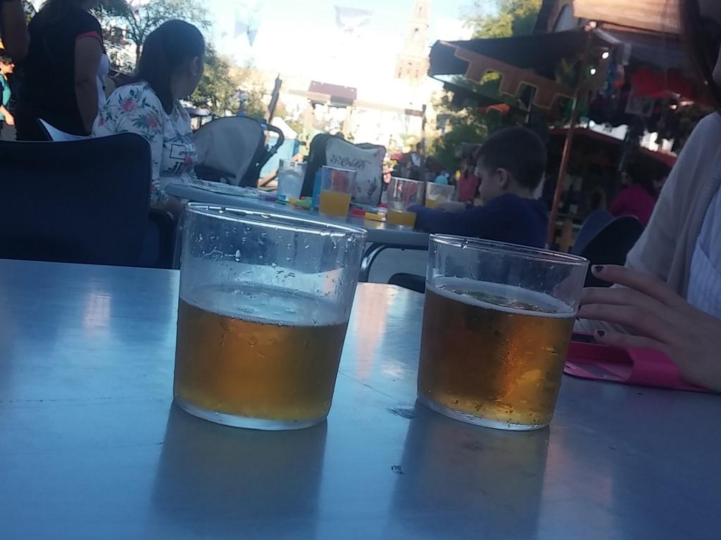 carmungar's tweet photo. Cerveceo con @ElenaSg96 https://t.co/xRAmyspmhp