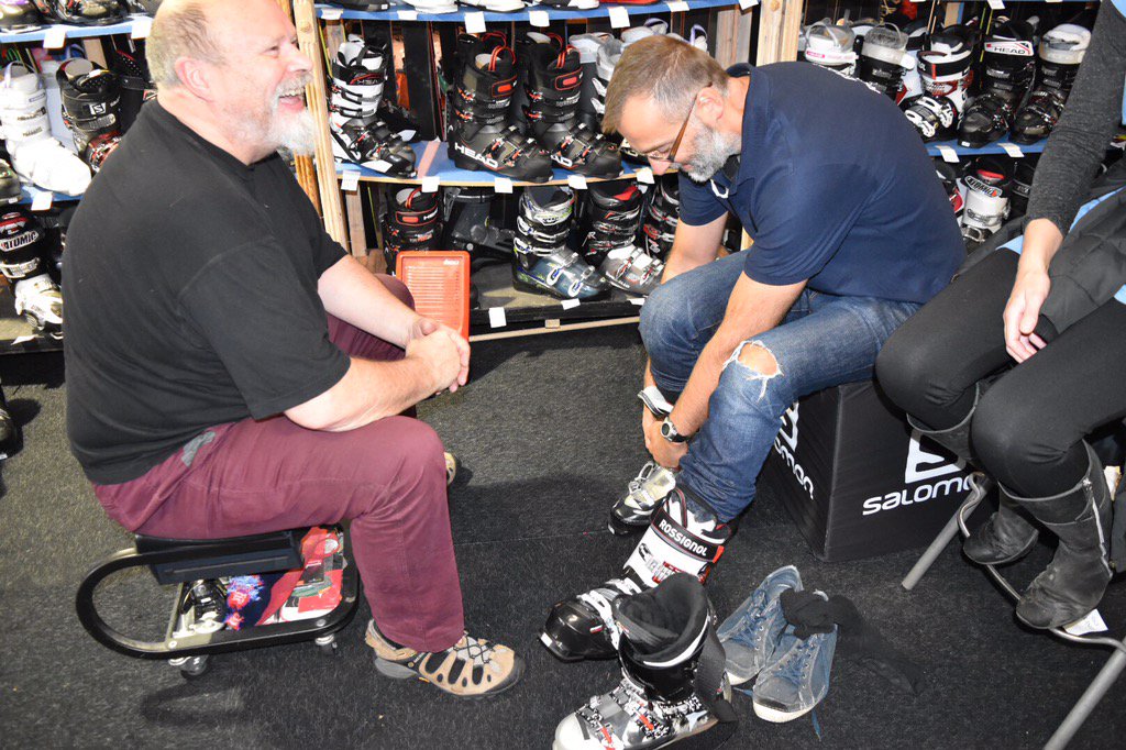 TeleSkiSnow's tweet photo. It's all smiles and laughs down at the #SkiShowLondon - meet the expert and find the perfect fit! #LondonReporter https://t.co/dvgMyVkJo3