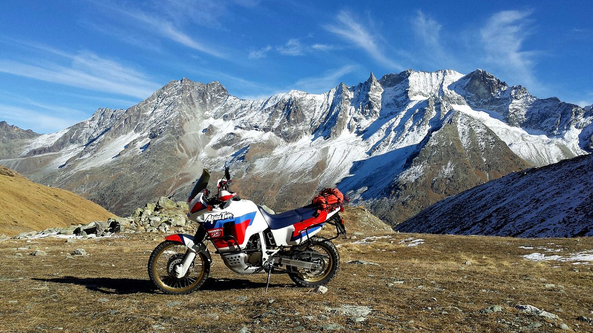 frostguiding's tweet image. Perfect #Alpine autumn. Heavy and Slow and Fast and Light. #xrv750 plus #FL30 (look closely!) @Arcteryx