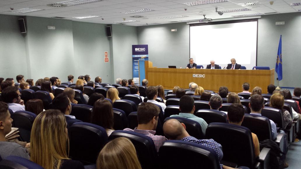 Ecolivum's tweet photo. "La formación es fundamental para la evolución de la sociedad". Arrancan los nuevos postgrados en @ESICMalaga https://t.co/Mytl31VURu