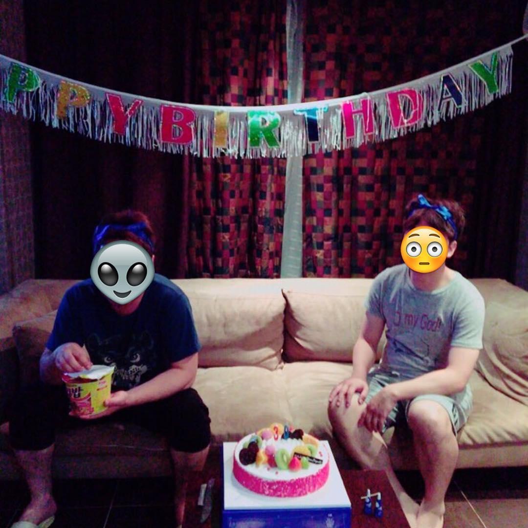 RealBoaKwon's tweet photo. 깜짝파티 준비 후.. 우리 매니저���들은 녹초가 되셨다..
혼자보기 너무 아까워서 ㅋㅋ 표정을 보셔야하는데 ㅋㅋ #감사해요 #매니저님들 https://t.co/Lfz2vuwZ7P