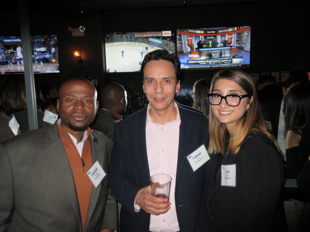 usastudios_'s tweet photo. Our team had a great time meeting all who attended the #ERANY networking event!  @ERA_online https://t.co/6cuMzObps9