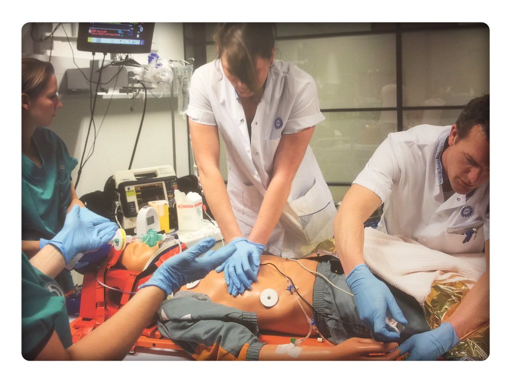 MichielRooijens's tweet photo. Tweedaagse AdvancedLifeSupport met succes afgesloten. Deelnemers uit het gehele land ! #metscenter https://t.co/nCOJsLDqCg