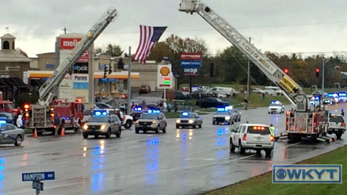 WKYT's tweet photo. Officer Daniel Ellis' body has been returned to Richmond. He was accompanied by dozens of officers. https://t.co/TKQpWJCU3o