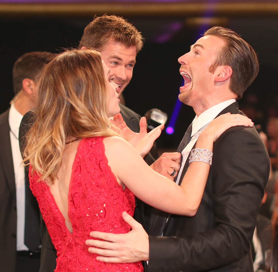 softfrenchie's tweet image. What is even happening in this picture