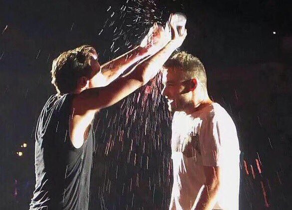 otrataughtus's tweet photo. otra taught us that Louis always wins water fights https://t.co/YnAazQw2gg