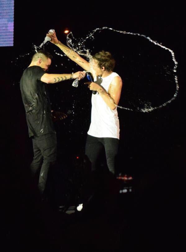 otrataughtus's tweet photo. otra taught us that Louis always wins water fights https://t.co/YnAazQw2gg