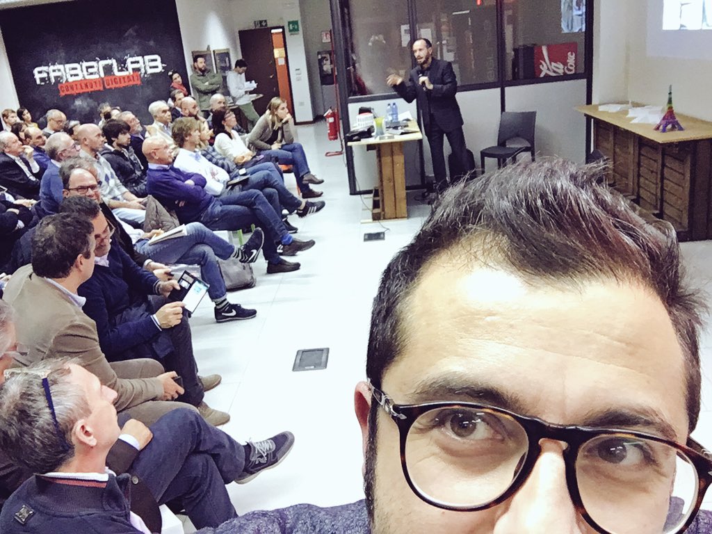 Non vuoi farti un #selfie con il <a href="/FaberLabVarese/">FaberLabVarese</a> pieno? E sullo sfondo @angelo_senaldi <a href="/McGadda/">Maria Chiara Gadda 🇮🇹🇪🇺</a> <a href="/DavideGalli_/">Davide Galli</a>