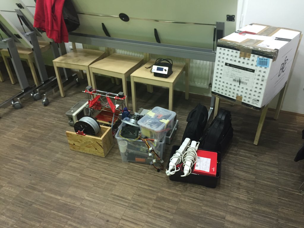 bastlirna's tweet photo. Bastlíři jsou na místě. Přípravy na #CZHACKATHON v plném proudu. https://t.co/5kDxNtqkQf