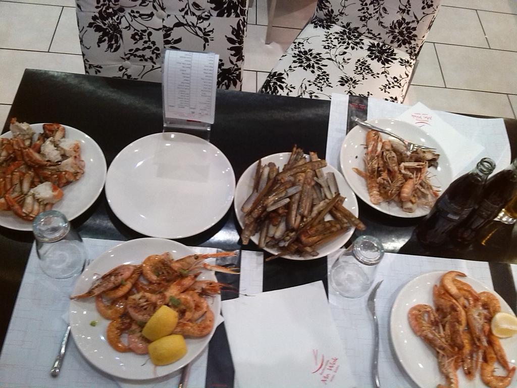 NaiaraOcon's tweet photo. "@abelchicote: Buena comida con los chaborrillos @gonzamuri97 @betis96 por el wok https://t.co/rK4YDCwSWf"