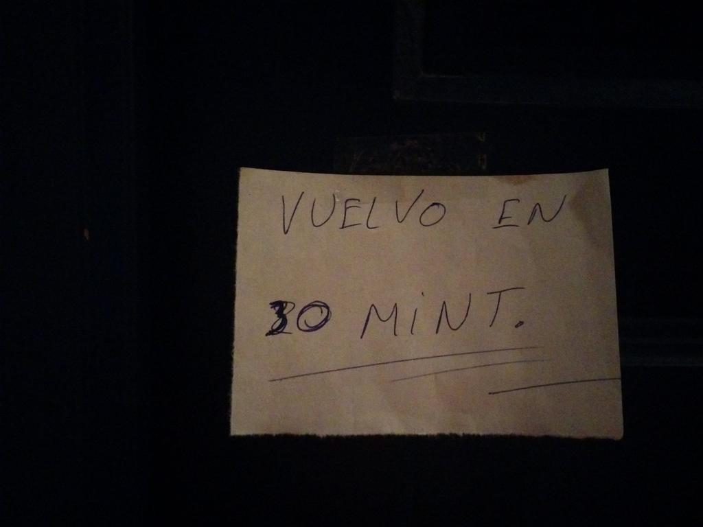 Nos llega queja sobre el Poli Riohuelo. Pistas alquiladas, niños intentando jugar sin luz y el conserje no aparece.