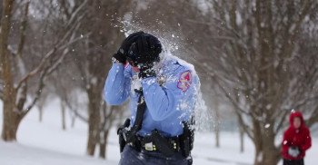 This Little Girl Hits A Police Officer With A Snowball. His Reaction? Wow!
twnewsjp.com/page.php?id=605