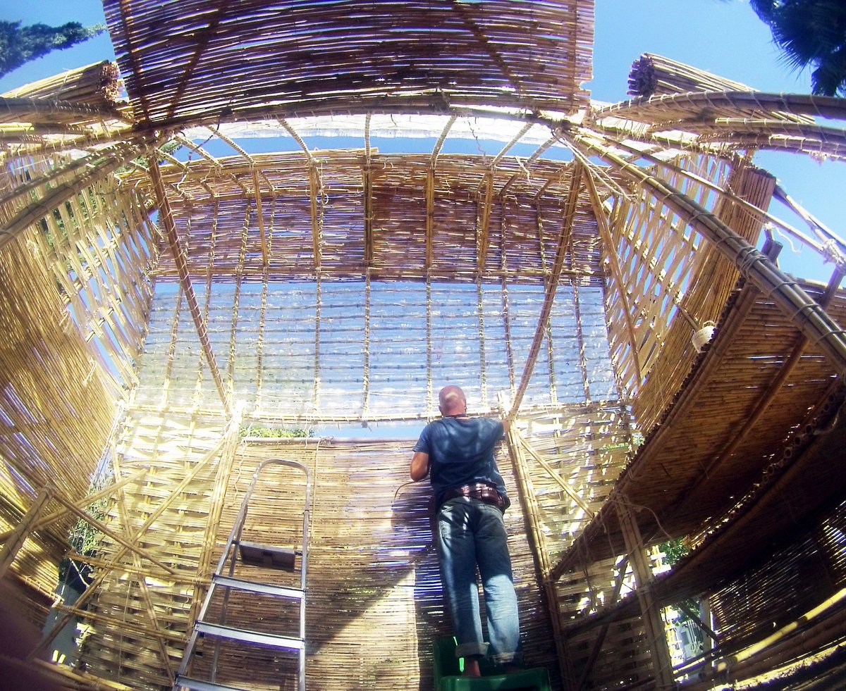 pezestudio's tweet photo. #Agronautas #Málaga Fotos taller de construcción! #Caña #Cuerda #BotellasPET #Muchasmanos https://t.co/MvGyi29T61 https://t.co/V9HzMj8zQK