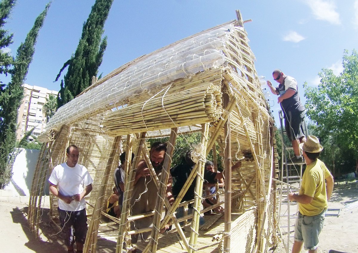 pezestudio's tweet photo. #Agronautas #Málaga Fotos taller de construcción! #Caña #Cuerda #BotellasPET #Muchasmanos https://t.co/MvGyi29T61 https://t.co/V9HzMj8zQK