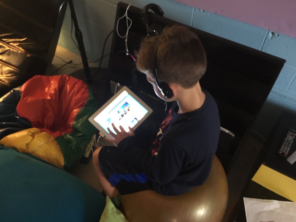 MisterCLoranger's tweet photo. I'm reading and commenting on the blogs from our friends in Vancouver. -Riley #oobschools #primarybc #awesome https://t.co/5Gk9J22boQ
