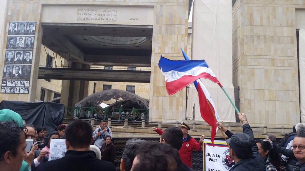 ThaniaVegaP's tweet image. Es increíble que se permita que ondeen hoy de nuevo las banderas del M-19 en la Plaza de Bolívar. Qué dolor!