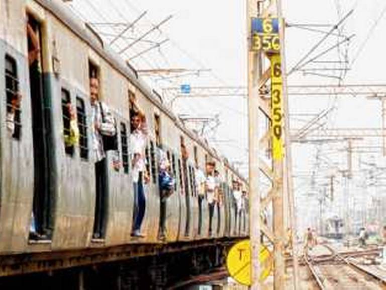 abpanandatv's tweet photo. #LocalTrainCancel শনি ও রবিবার শিয়ালদা মেন শাখায় বাতিল ৯০টি লোকাল ট্রেন
https://t.co/gXX6eVJbjT https://t.co/5mVdkxi76P