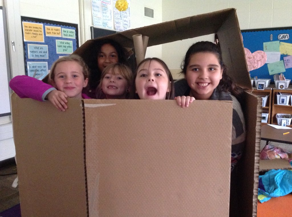Kraus22A's tweet photo. Cardboard houses #HawCommDay https://t.co/J4KiUxw2Di