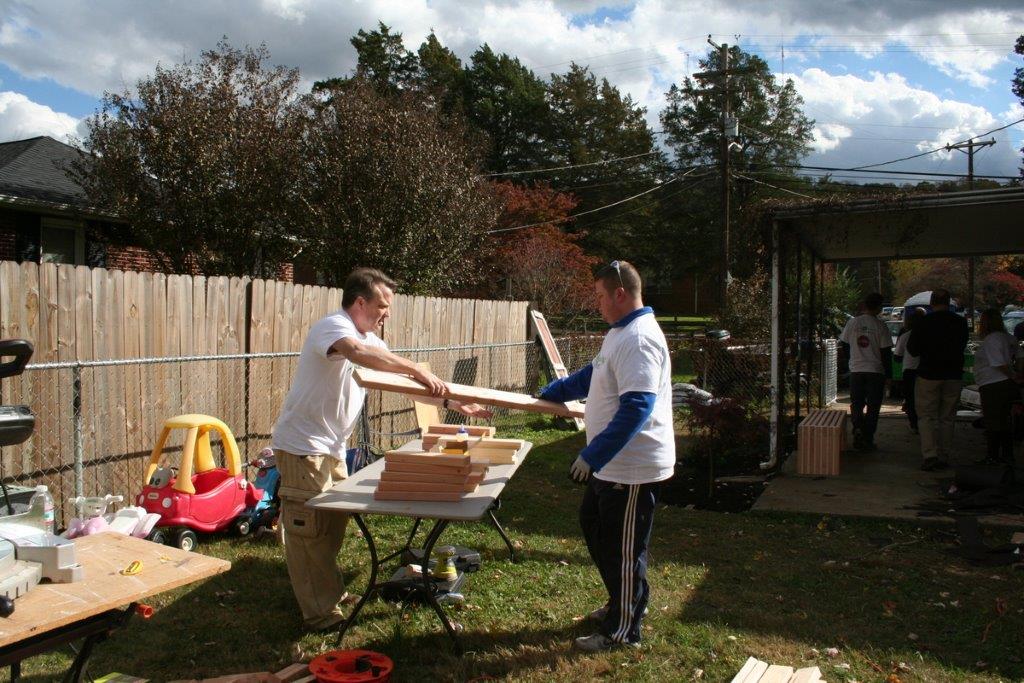RebuildKnox's tweet photo. So happy to have @FifthThird help us improve the homes of veterans. Great work, everyone! #53Vets https://t.co/X65QIicwzD