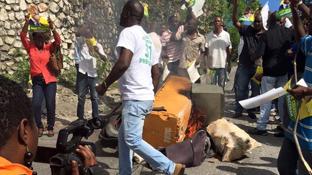 PHOTOS:  Violence breaks out following elections in #Haiti bit.ly/1RCpPzj?utm_me… https://t.co/SvN9lxpvX3