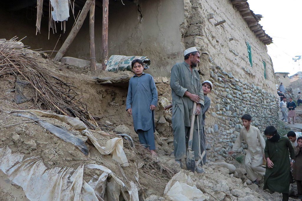 wasim_dr's tweet image. Wallah this broke me. 
Feeling heartbroken after watching this. Allah grant them with patience. #pakistanearthquake