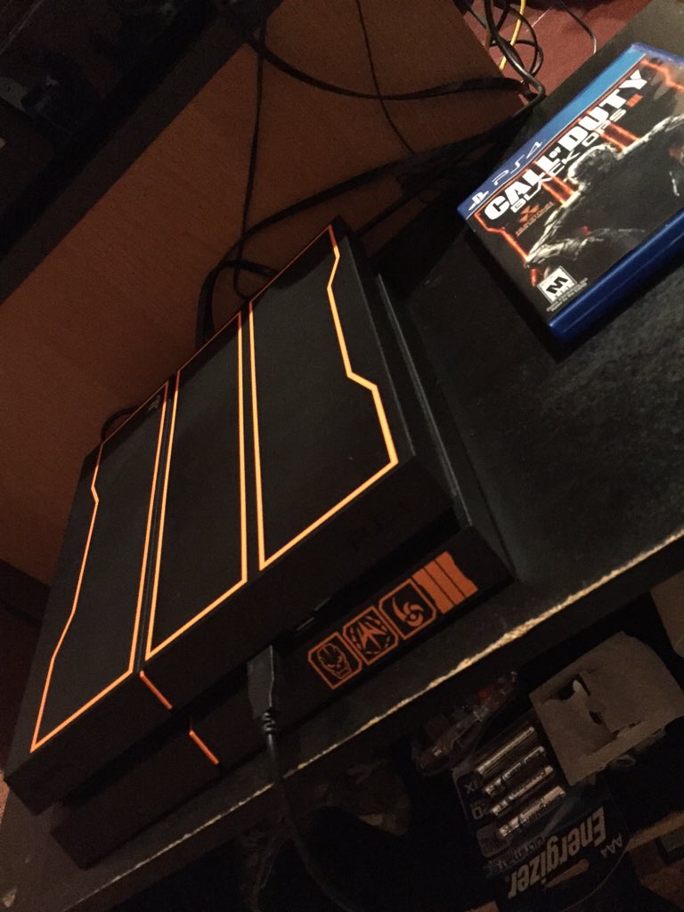 SepiaRain988's tweet photo. I love my new ps4 need more games tho #codbundle https://t.co/K9yij0oWX2
