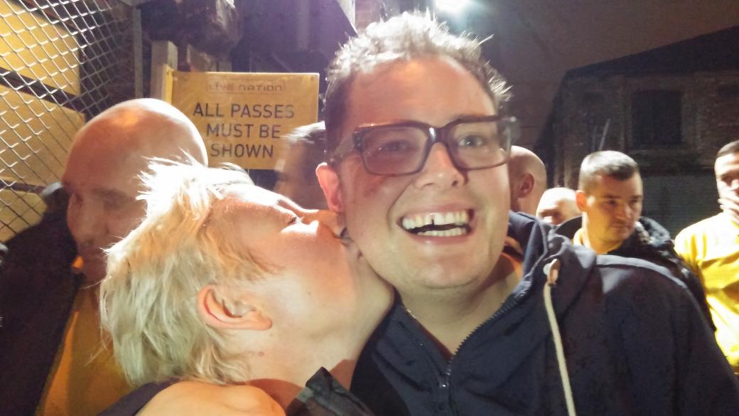 fuckwit10's tweet photo. @AlanCarr @O2ApolloManc 
Lovely to meet you 
All the best for the rest of the tour..from the blood sucking lesbian https://t.co/vMazxbY2Mb
