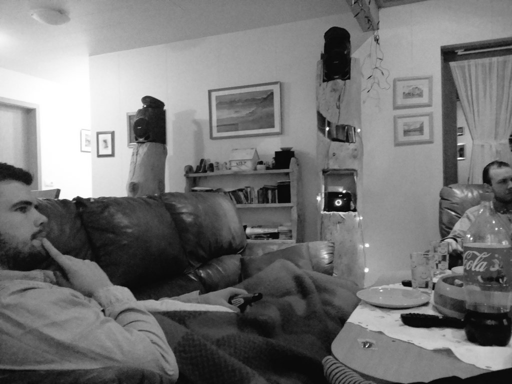 Strákarnir að horfa a #voiceisl Þeir eru hörðustu dómararnir #teamsalka