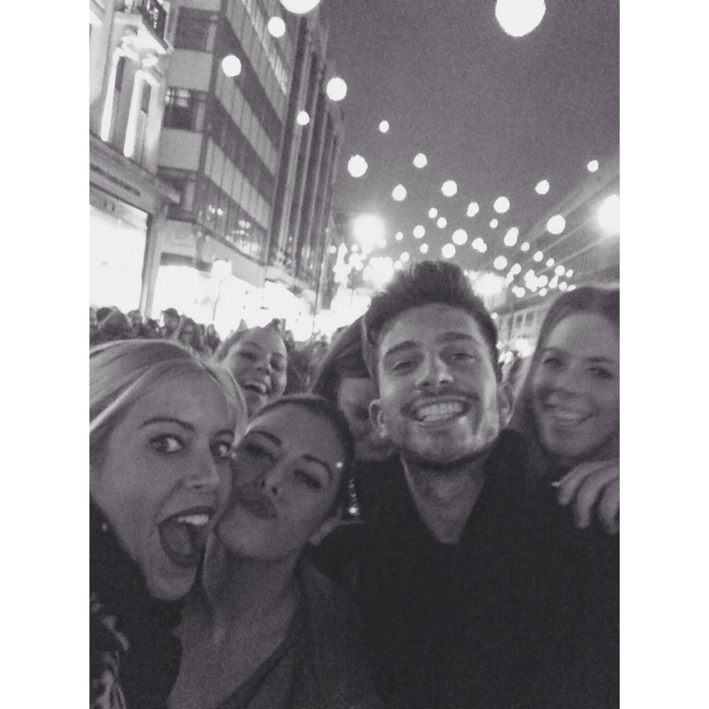 Ro_lamarquesa's tweet photo. It's Friday guys!!!🙈🎉👏🏼 https://t.co/CxYpQpNiMP