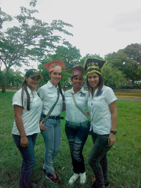 CaribenaFM's tweet photo. Ingenieras En Civil #SantiagoMariño XVIII Promoción @TantraSuites @trafficMATURIN @ExpresateMonag @AlejandroMeza01 https://t.co/Yg0vWeGGMA