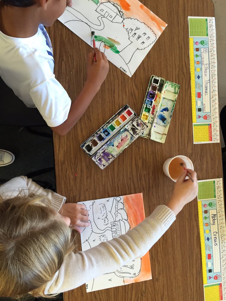 lisacordese4's tweet image. Finally feeling like Fall @CrestviewLUSD 🍂🍁🍃 #secondgradeart #sistersinsecond