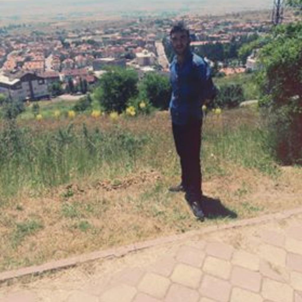 Başini yastiga koydun zamn takilmiyosa kafan bir seye kacmiyo uyukularin kralda sensin padisah