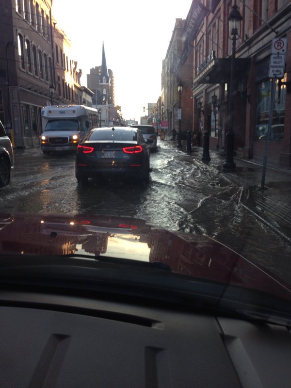NewsRadioKIT's tweet image. RT: @MacDonaldCasey "Water main break on Charles in Kitchener. Water pooling along Queen between Charles and King."