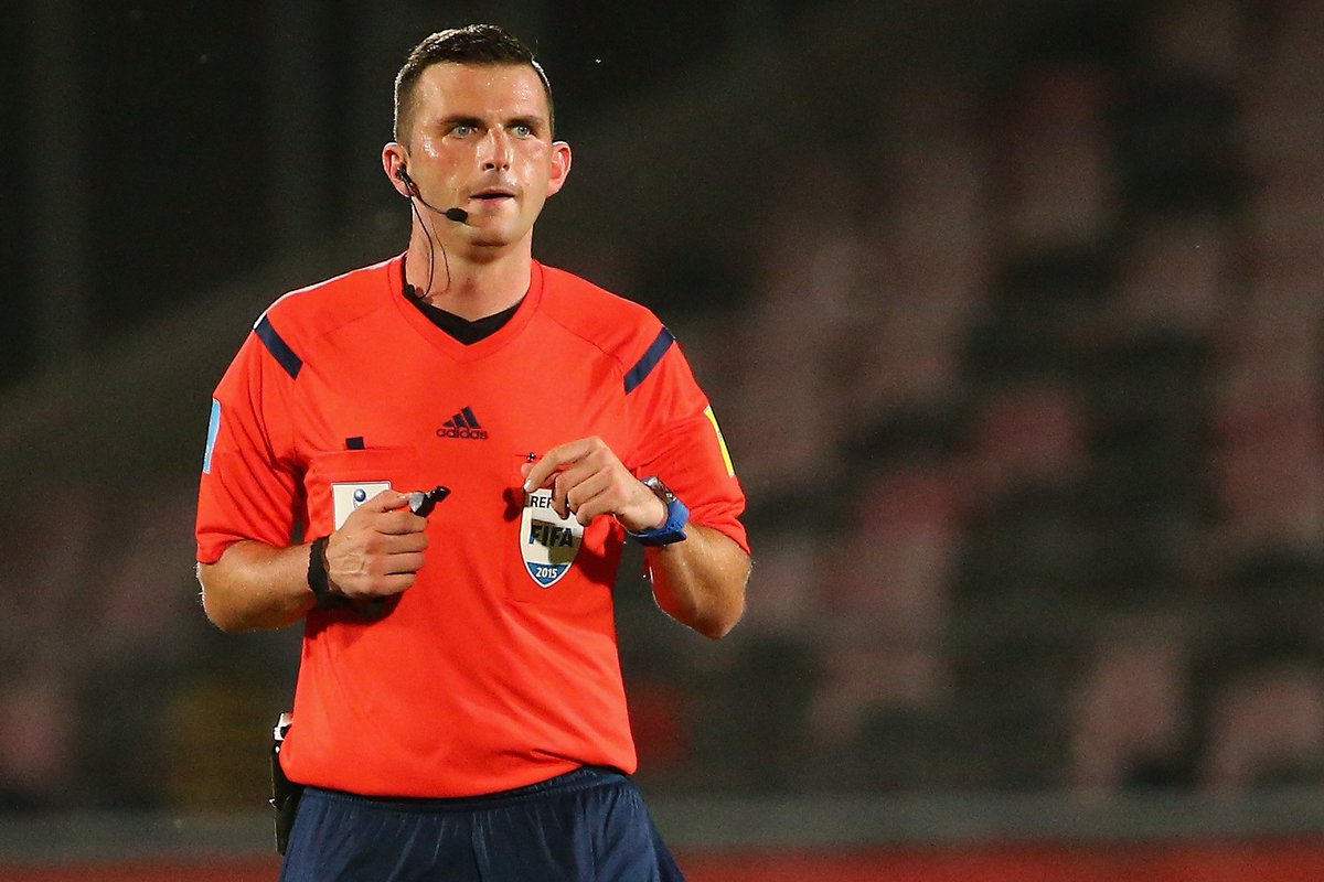 FIFAcom's tweet image. English referee Michael Oliver will take charge of the #U17WCFinal between Mali &amp;amp; Nigeria
fifa.to/1MNL5UF
