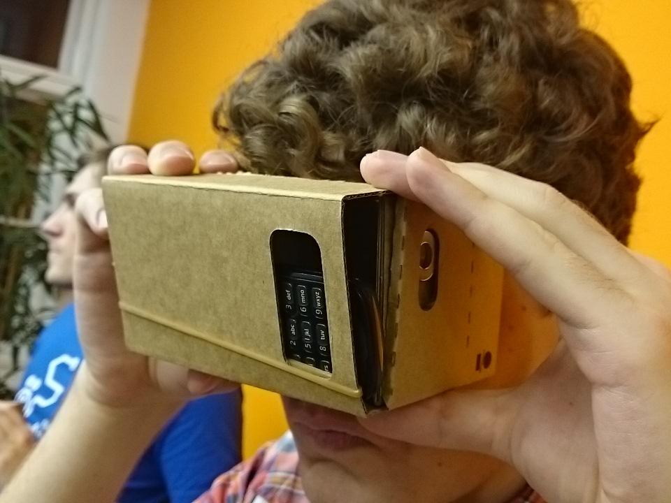 czhackathon's tweet photo. Ten #cardboard nějak nefunguje, nevíte někdo, co je špatně? ;-) https://t.co/VabGTMVGzF