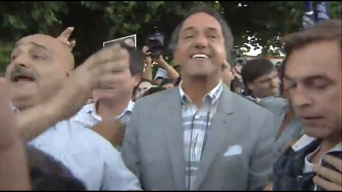 UxPenlosmedios's tweet photo. #AHORA @danielscioli recorre el barrio "Mil Viviendas" en #Corrientes. #ScioliPresidente https://t.co/U7rQsTFnmU