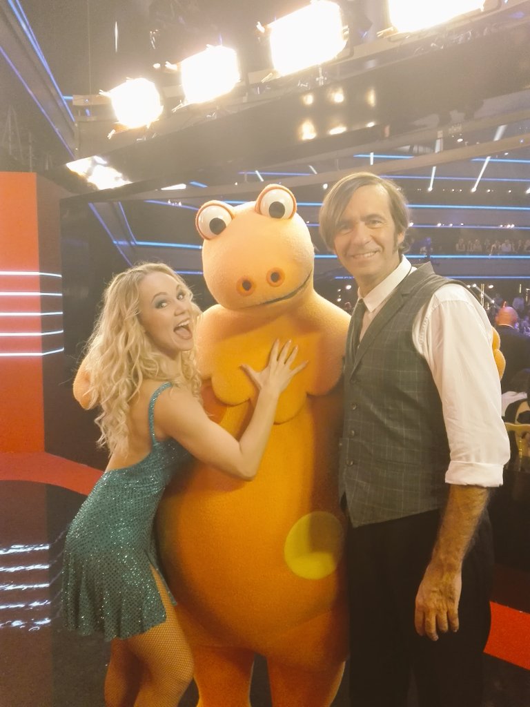 ThierrySamitier's tweet photo. Quelle surprise !! Un monstre gentil est venu nous accueillir au retour de notre jerk 😍  #Casimir #DALS80 @DALS_TF1 https://t.co/N8exuDjcKR