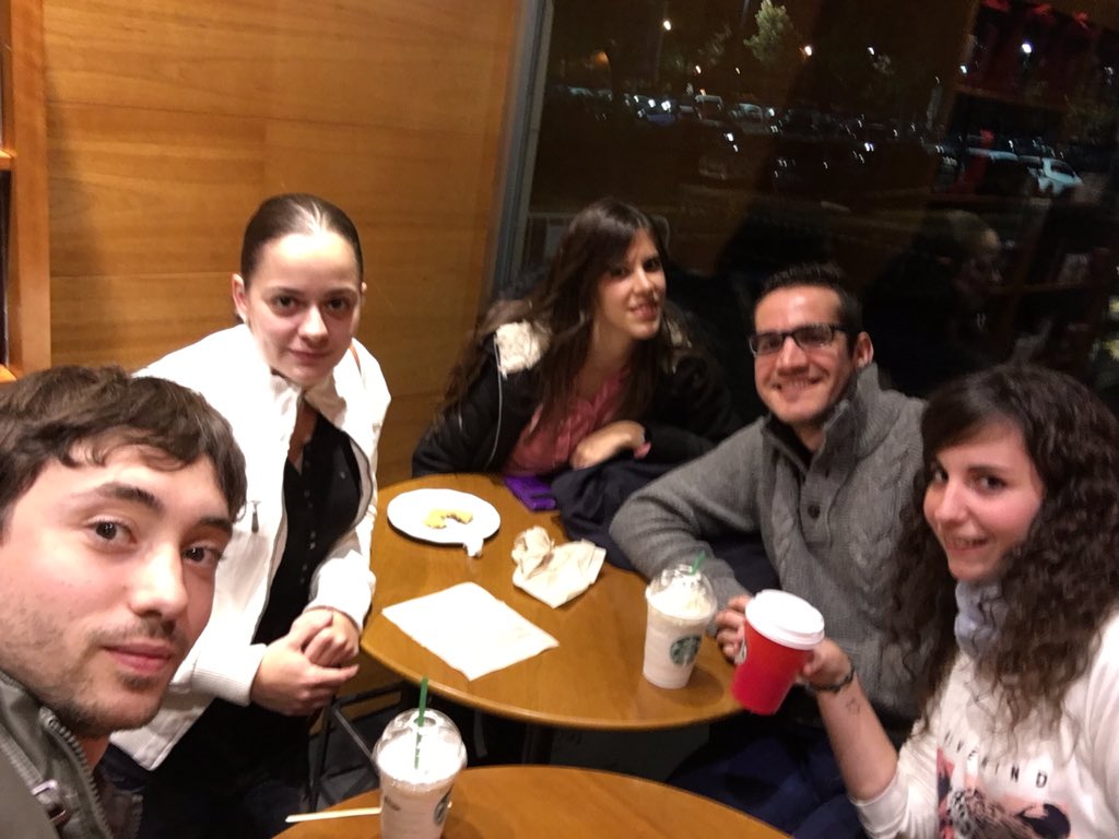 Calerito_86's tweet photo. Despues de la cenita un buen postre en @Starbucks con @BelenQr @esterossa @miri_gv44 https://t.co/6rt22LpX2p