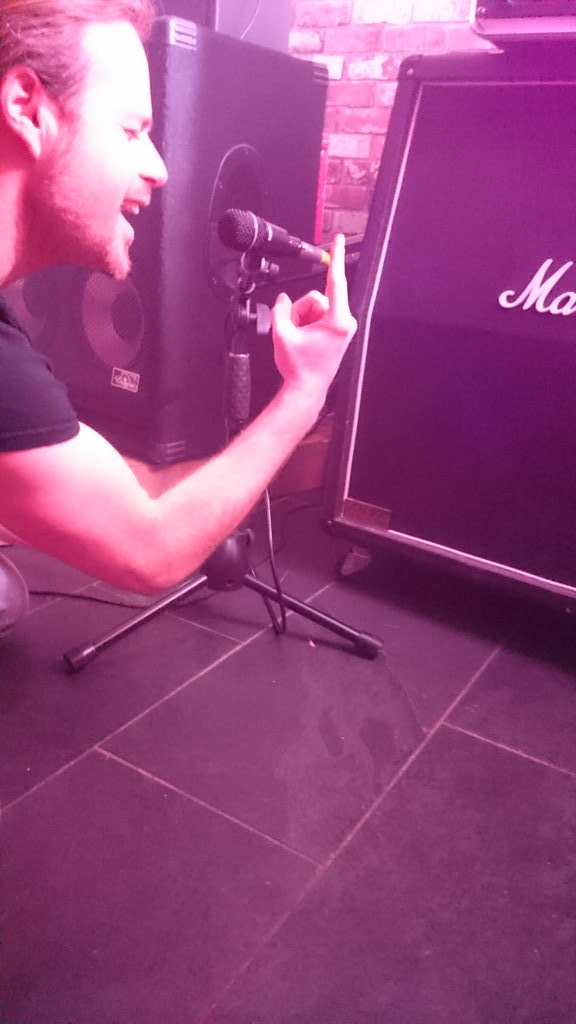BROKENBANDHQ's tweet photo. Finally Found a Mike stand low enough!! #scalesize https://t.co/uILxDKvlIg