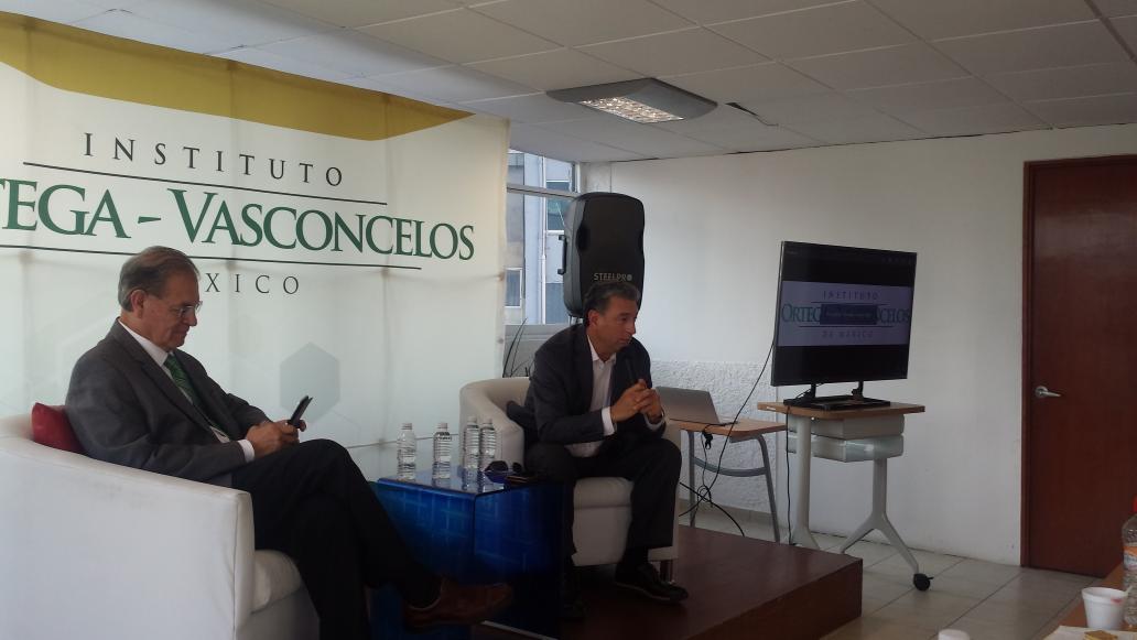 LizOsorio_'s tweet photo. @Cachoperiodista en @OVMX_ ofrece amena charla a alumnos de nuestra Maestría de Comunicación Política. #OVMX https://t.co/1KCbTqIie5