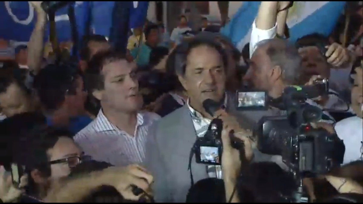 ScioliCtes's tweet photo. .@danielscioli #Corrientes: "Vamos a sacar el impuesto a las ganancias". #ScioliPresidente https://t.co/RtQv3cP9X8