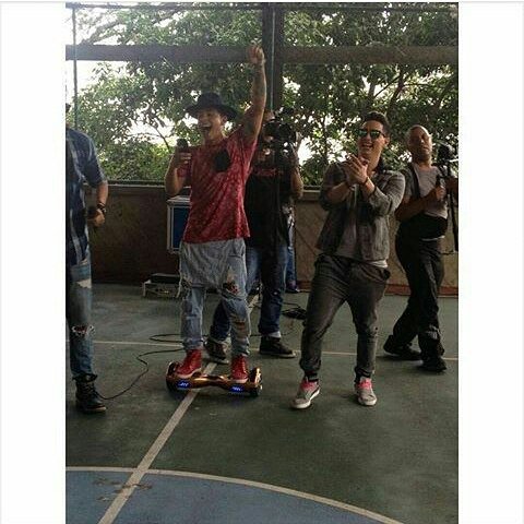 SoyGabriellaaa's tweet photo. Como cuando @victordrija y @soyrein van a tu colegio
😍
#sientobonitoentucolegio https://t.co/nsrMuzjLwj