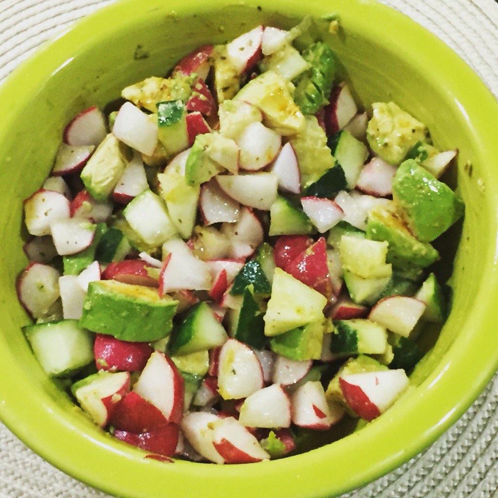 RadiantSoulSis's tweet photo. Easy detox salad: 1/2 cucumber, 12 radishes, 1 avocado, cilantro, turmeric, pink salt, ACV, MCT oil. Enjoy! #revived https://t.co/00B1hYURoC