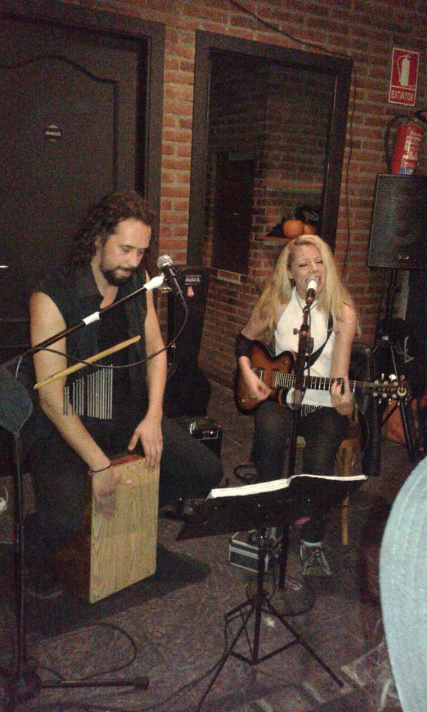 Nomescultura's tweet photo. @awakebcn
La Neusinha i el Marky, donant-ho tot.
#MausBcn
#MoltaMúsica https://t.co/Qlg8BXaGVd