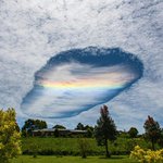 これはビックリ‼雲のはざまから虹が顔を出すミラクル画像