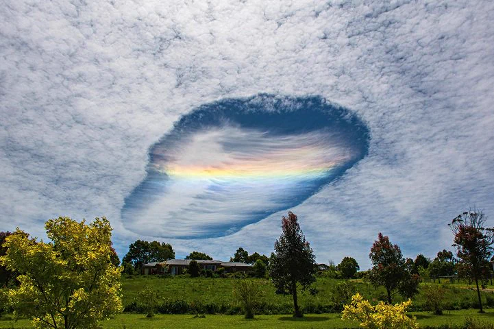 これはビックリ‼雲のはざまから虹が顔を出すミラクル画像