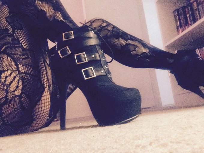 New shoes came today. Thank you @DeepDirty 😘 I love them! https://t.co/Pu19ly5Tds<a class="tags" href="/tag/deepdirty">@deepdirty</a><a href="/tag/lezvr"class="tags"><span>#lezvr</span></a>