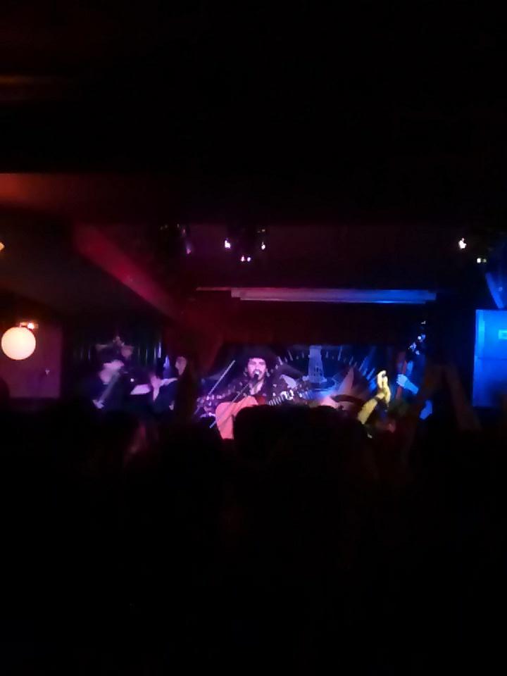 Escuchando a @Capitan_Cobarde y añorando a <a href="/albertucho/">albertucho</a>