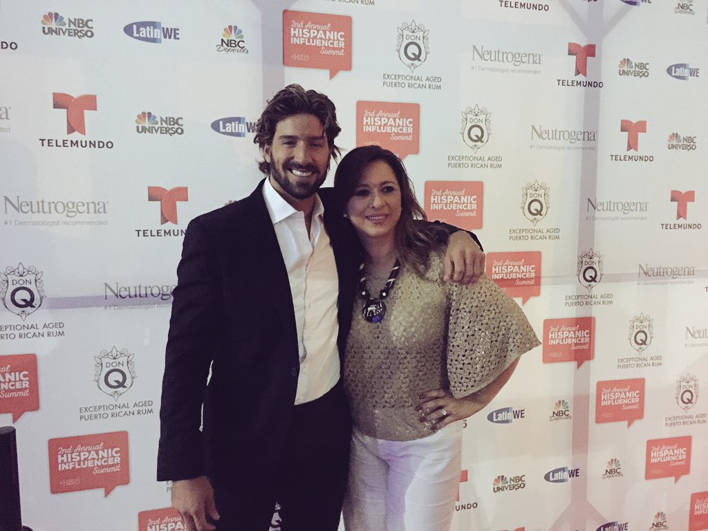 NeidaSandoval's tweet photo. Representando a la cadena @Telemundo en el #HispanicInfluencerSummit #HIS15 con @DavidChocarro 👍 https://t.co/4av7txqAQU